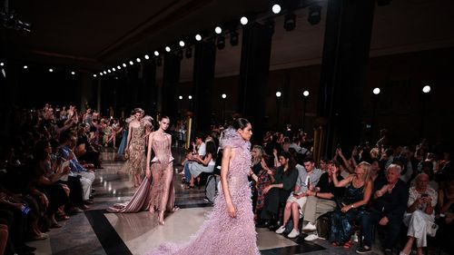Elie Saab transformă haute couture într-un bal suprarealist pentru sezonul toamnă-iarnă 2026/2027 la Paris Haute Couture