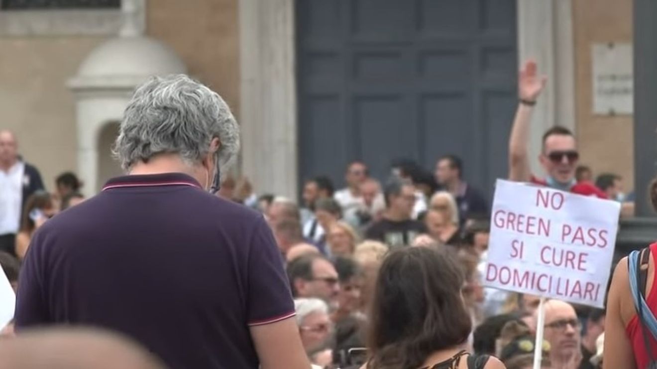Mii de persoane au protestat în Italia împotriva obligației de vaccinare / Reacții de indignare împotriva manifestanților: poate că am visat că au fost 130.000 de morți