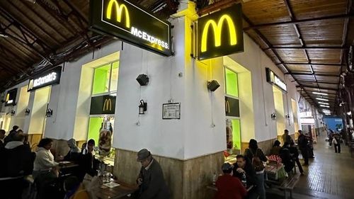 ANPC a suspendat activitatea dozatoarelor de gheață din fast-food-uri după ce în probele ridicate din gheața de la McDonald’s au fost găsite bacterii periculoase / McDonald’s: Probele noastre sunt negative