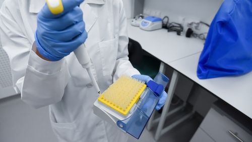 Adăugarea secvenţierii genomului la screeningul standard al nou-născuţilor ar putea ajuta la diagnosticarea precoce a afecţiunilor tratabile, potrivit unui nou studiu