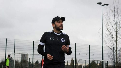 După studii la academiile de fotbal din Anglia, a venit în România să antreneze: Nu mai calc aici în următorii mulți ani / E teribil ce se întâmplă. Părinții fac cel mai mult rău echipelor de fotbal unde au copii