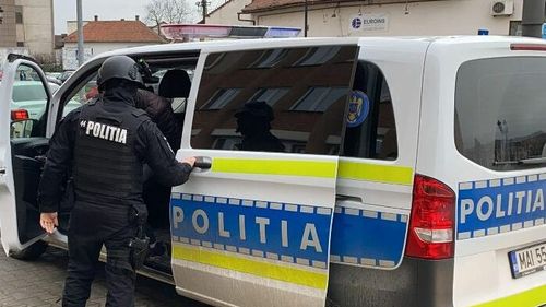 Zeci de percheziţii în Giurgiu, Ilfov şi Bucureşti, într-un dosar de proxenetism, trafic de persoane şi spălarea banilor / Câştigurile obţinute, estimate la 3,5 milioane de euro / Gruparea ar fi beneficiat de sprijinul unui poliţist