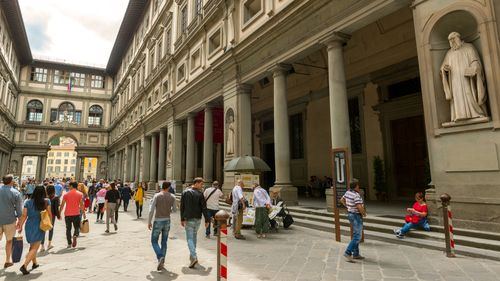 VIDEO Un turist a deteriorat o pictură în ulei de valoare inestimabilă din Galeria Uffizi din Florenţa, după ce s-a sprijinit de tabloul baroc pentru a face un selfie