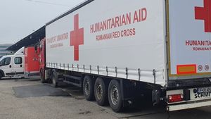 Trei tiruri ale Crucii Roşii Române au plecat în această dimineaţă din Bucureşti cu kituri de dormit în valoare de peste 300.000 de euro pentru Ucraina