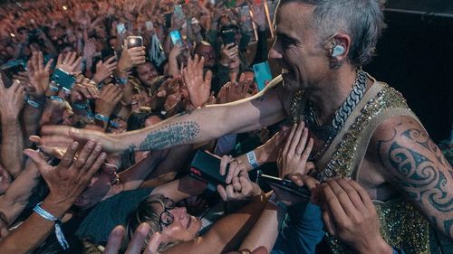 Robbie Williams a fost numit ambasador muzical al FIFA. El va cânta la festivitatea de deschidere a Cupei Mondiale  a cluburilor alături de Laura Pausini