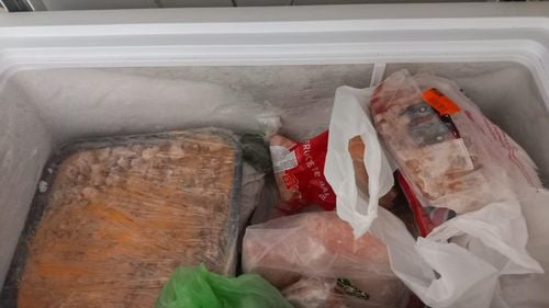 Amenzi de aproape un milion de lei, date de ANPC după controale la peste 600 de operatori economici, în Comandamentul de Iarnă/ Principalele nereguli: produse expirate, nerespectarea condiţiilor de igienă în unităţile de cazare