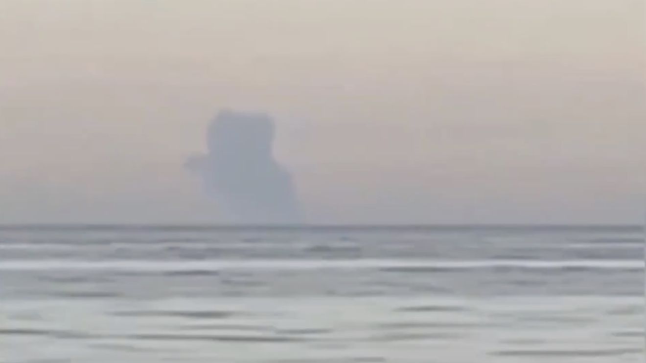 Un petrolier „sancționat” care se îndrepta spre portul rusesc Novorossiisk a luat foc în Marea Neagră / Cel mai probabil a fost lovit de o mină