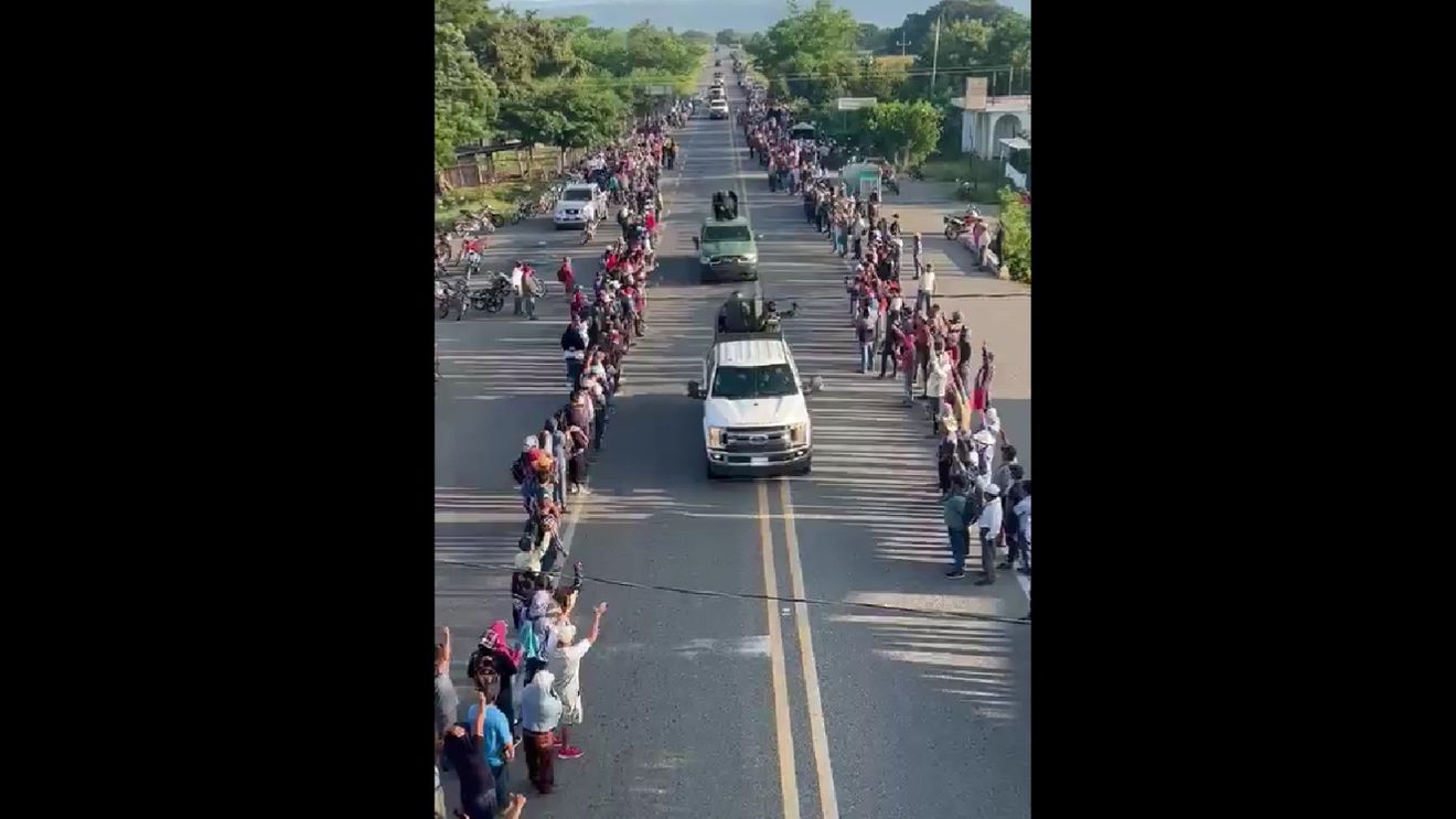 VIDEO Mafiile subjugă din ce în ce mai mult sudul sărac al Mexicului: O caravană de bărbați înarmați din Cartelul Sinaloa intră într-un sat din statul Chiapas în aplauzele localnicilor