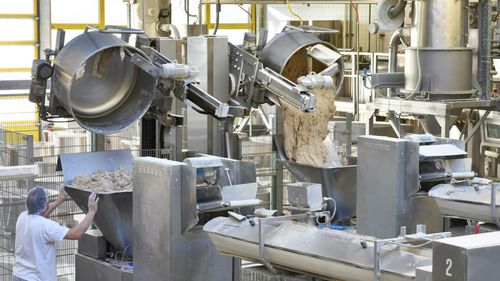 Compania care fabrică unul dintre cele mai populare produse românești a fost cumpărată de un gigant străin