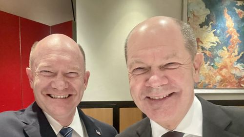Un senator american și-a găsit dublura în persoana cancelarului german Olaf Scholz  