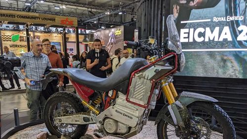 Royal Enfield pregătește prima sa motocicletă electrică: Himalayan HIM-E, surprinsă în teste pe drumurile din India