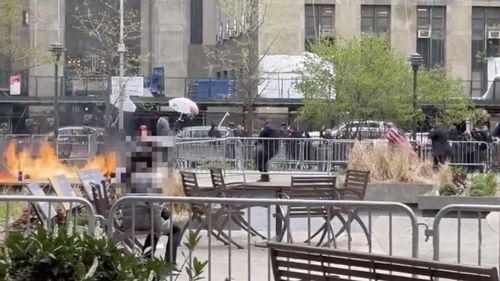 BREAKING Un bărbat și-a dat foc în fața tribunalului în care are loc procesul lui Trump