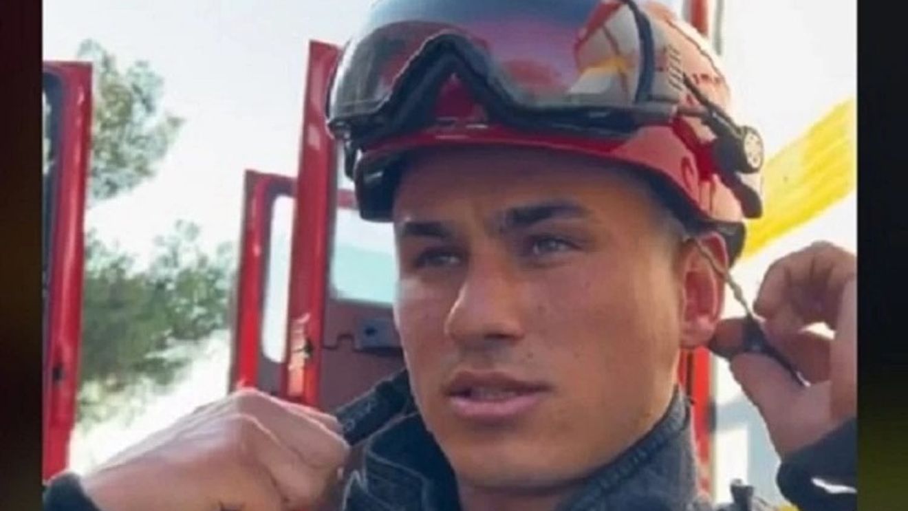 Pompierul român despre care grecoaicele spun că aprinde incendii: ”Cred că ar trebui să vină să-mi stingă focul” / Filmulețele lui au devenit virale pe Tik Tok
