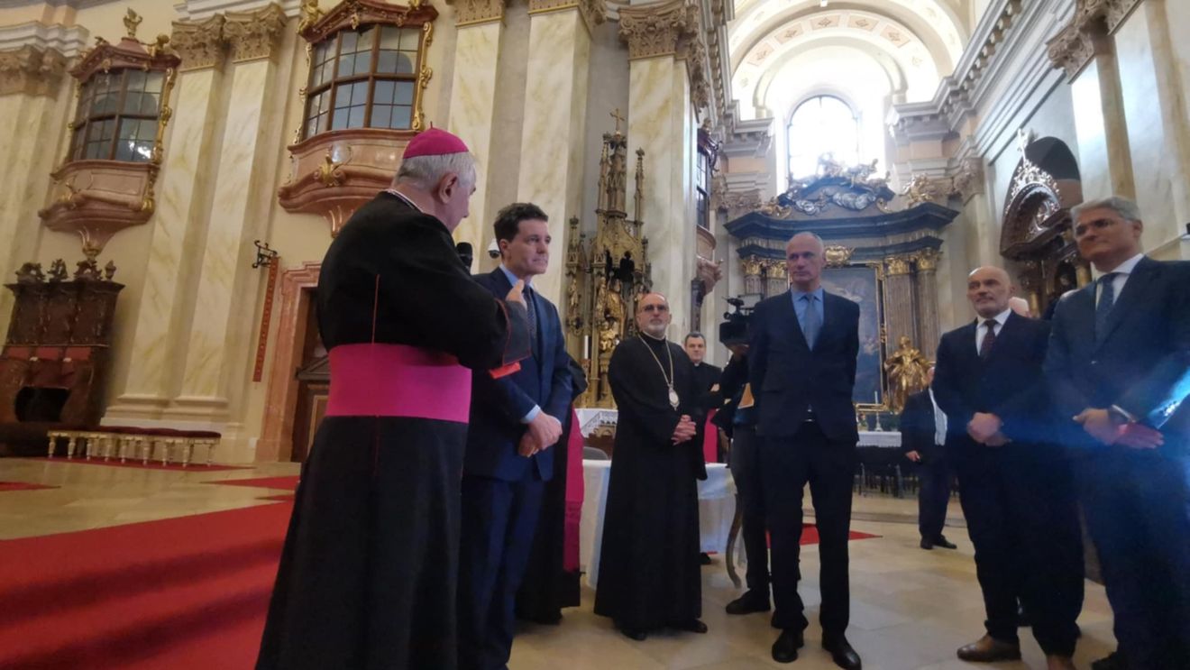 VIDEO&FOTO Nicușor Dan a aflat că la Domul Romano-Catolic din Timișoara se fac slujbe și în limba singaleză