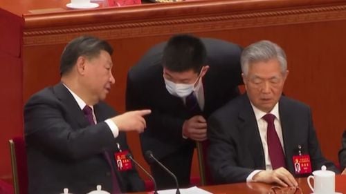 VIDEO China: Hu Jintao a avut o dispută pe tema documentelor oficiale, înainte de a fi escortat afară de la congresul liderilor comuniști
