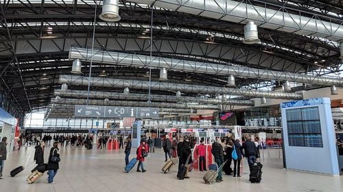 Franța va impune restricții severe călătorilor care sosesc din Marea Britanie, pe fondul temerilor cu privire la varianta Omicron a Coronavirus – purtătorul de cuvânt al guvernului de la Paris