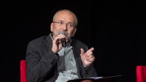 „Atacul asupra României a început acum 8 ani. Firme finanţate de Moscova promovau medicaţie falsă. De fapt, se recolta o bază de date cu papagali” - interviu cu Mircea Toma, membru CNA