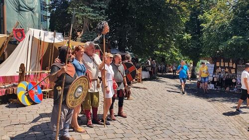 REPORTAJ Oglinzi decorate cu coji de ouă pictate, sculpturi cu Vlad Țepeș și Lupul Dacic, cavaleri și premiere teatrale la Festivalul Sighişoara Medievală