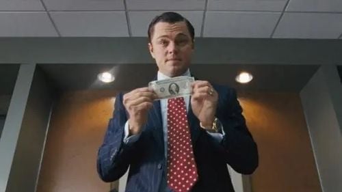 Un clip în care Jordan Belfort, "Lupul de pe Wall Street," îi spune unui tânăr să renunțe la jobul de 60.000 de dolari pe an și "să țintească mai sus" stârnește controverse
