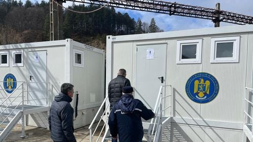 Oamenii din Aninoasa, afectați de cutremurele din 2023, așteaptă încă noile locuințe / Ei locuiesc în continuare în containere modulare