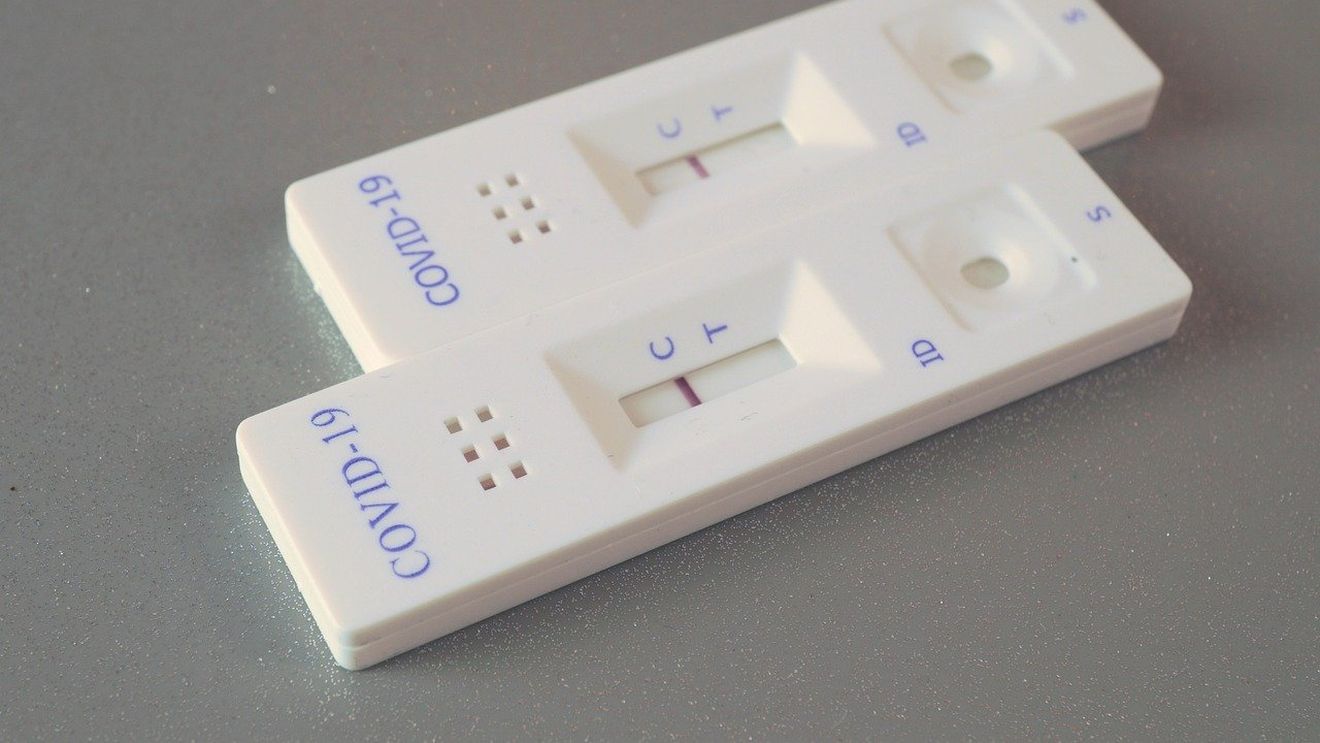 Franța autorizează temporar vânzarea de teste COVID-19 în marile magazine, pentru a evita penuria și cozile interminabile