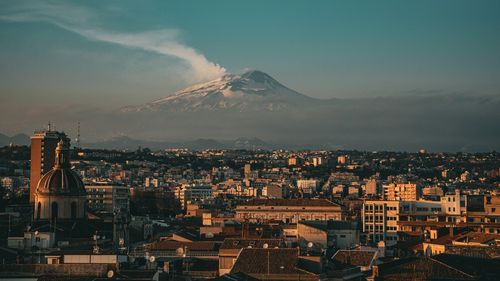 Ghizii de pe Vulcanul Etna protestează față de noile restricții impuse pentru turiști