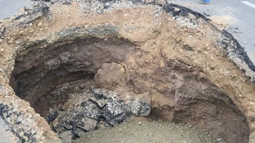 Sibiu: O groapă imensă s-a format în asfalt, pe Bulevardul Coposu. Rețeaua de canalizare, veche de 100 de ani, a cedat