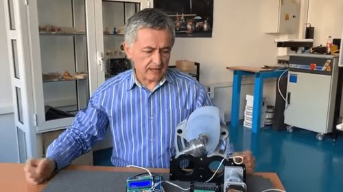 VIDEO Prototip al unui ventilator mecanic, realizat de profesori și studenți din Cluj / Decanul Facultății de Construcții de Mașini: „Nu vrem să concurăm firmele de apartură medicală, dar să contribuim cu ce ne pricepem la rezolvarea acestei crize”