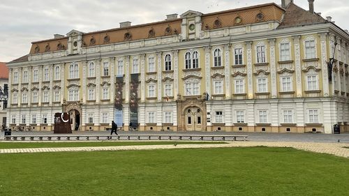 Expoziția unui artist austriac programată în 2024, anulată de managerul Muzeului Național de Artă Timișoara, ca reacție la respingerea aderării României la Schengen