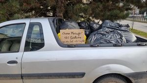 Locuitorii de pe o stradă din Alba Iulia, care susțin că gunoierii nu au trecut de două săptămâni, au dus deșeurile la sediul firmei de salubritate