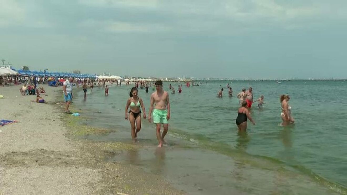 Fenomenul care strică vacanțele românilor pe litoral. Turiștii care intră în apă pot face șoc termic. „Amorțesc picioarele”