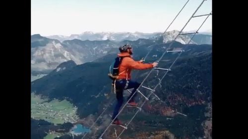 Un turist din Ungaria a fost lovit de fulger în Munții Alpi / Tatăl său a căzut în prăpastie / Cei doi bărbați au neglijat avertismentele de vreme nefavorabilă