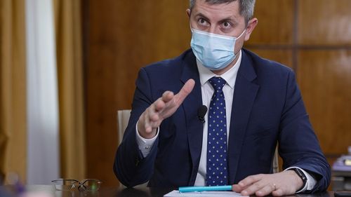 Vicepremierul Dan Barna, despre scandalul din CFR: Situația se poate repeta, trebuie să avem un sistem de reacție la criză/ Nu ajută pe nimeni o isterie falsă. Nu poți să trimiți autocare cu elicopterul în câmp
