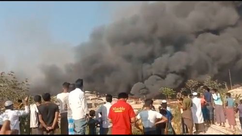 VIDEO Incendiu puternic în Bangladesh, la una dintre cele mai mari tabere de refugiați rohinya din lume/ 12.000 de oameni au rămas fără adăpost