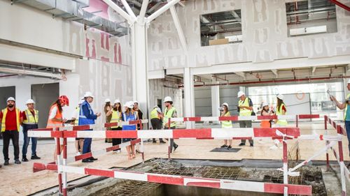 Amendă de peste 200.000 lei la firmele de construcţii care modernizează Aeroportul Internaţional / Mai mulți muncitori fără contract de muncă, depistați pe șantier