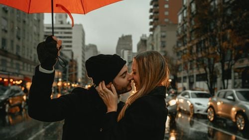 De ce ar putea fi mai greu să găsești dragostea în zilele noastre și ce greșeli facem în stabilirea întâlnirilor, de la un expert Tinder: ”Avem impresia că arătăm ca acum 10 ani”