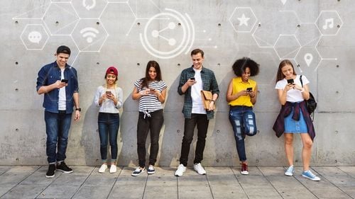 Raport OCDE: Elevii români sunt „în top” la timpul excesiv petrecut pe dispozitive digitale în afara școlii, timp asociat în medie cu rezultate mai slabe la matematică