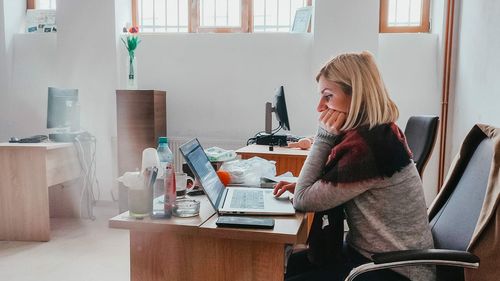 O jurnalistă din Craiova, presată de poliție să-și dezvăluie sursele, după ce aceasta a scris că una dintre fiicele directorului general al Regiei Autonome de Administrare a Domeniului Public și Fondului Locativ fost prinsă la volan sub influența drogurilor