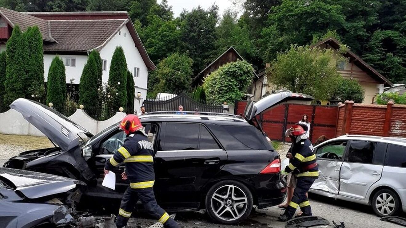 Accident cu şase victime în Vâlcea. Printre răniţi se numără şi doi copii. Scurgeri de carburant pe şosea