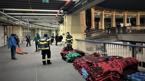 Se amenajează spațiul de cazare de la Romexpo, pentru refugiați / Viceprimarul Horia Tomescu: Ne asigurăm că oamenii vor avea suficientă căldură, acces la duşuri, mâncare caldă, servicii medicale / Doritorii pot dona așternuturi, pilote, perne