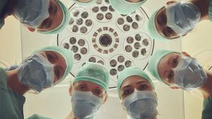 Preşedintele Colegiului Medicilor din România: Rata de burnout în rândul medicilor este de 34-36%, iar intenţia de migraţie în străinătate este de 58% la cei sub 35 de ani / 80% dintre medici au teama de malpraxis