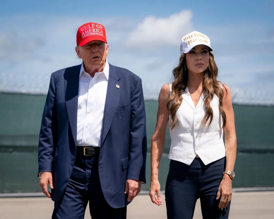  Kristi Noem și Donald Trump 