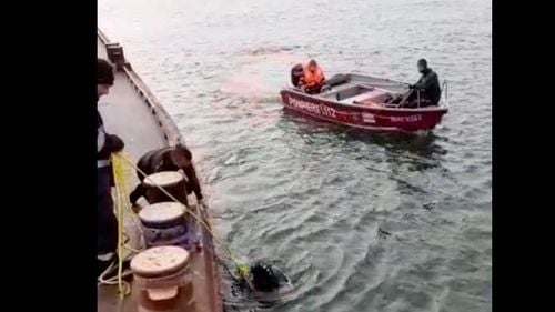 Marinar dispărut de la bordul unui şlep în timp ce se afla în Portul Calafat. Bărbatul este căutat de scafandri în Dunăre