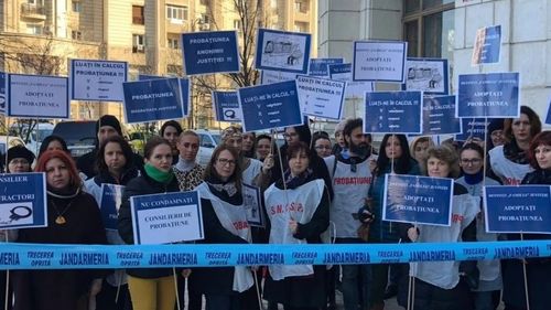 Consilierii de probaţiune protestează la Bucureşti / Susțin că nu şi-au primit integral salariile de la începutul anului