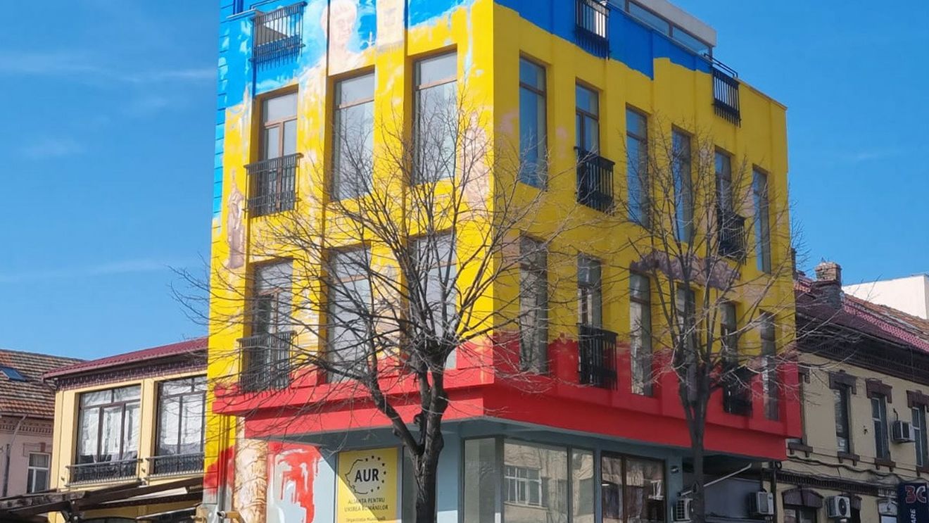 Partidul extremist AUR contestă în instanță amenda primită de la Poliția Locală Constanța pentru că a vopsit sediul în culorile tricolorului fără autorizațiile necesare