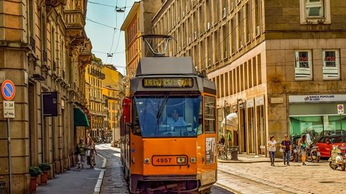 Milano pune frână: administrația orașului impune o serie de restricții pentru a limita circulația autoturismelor / Toate mașinile de marfă sunt obligate să aibă senzori pentru unghiul mort, pentru a proteja bicicliștii / Localurile se închid noaptea