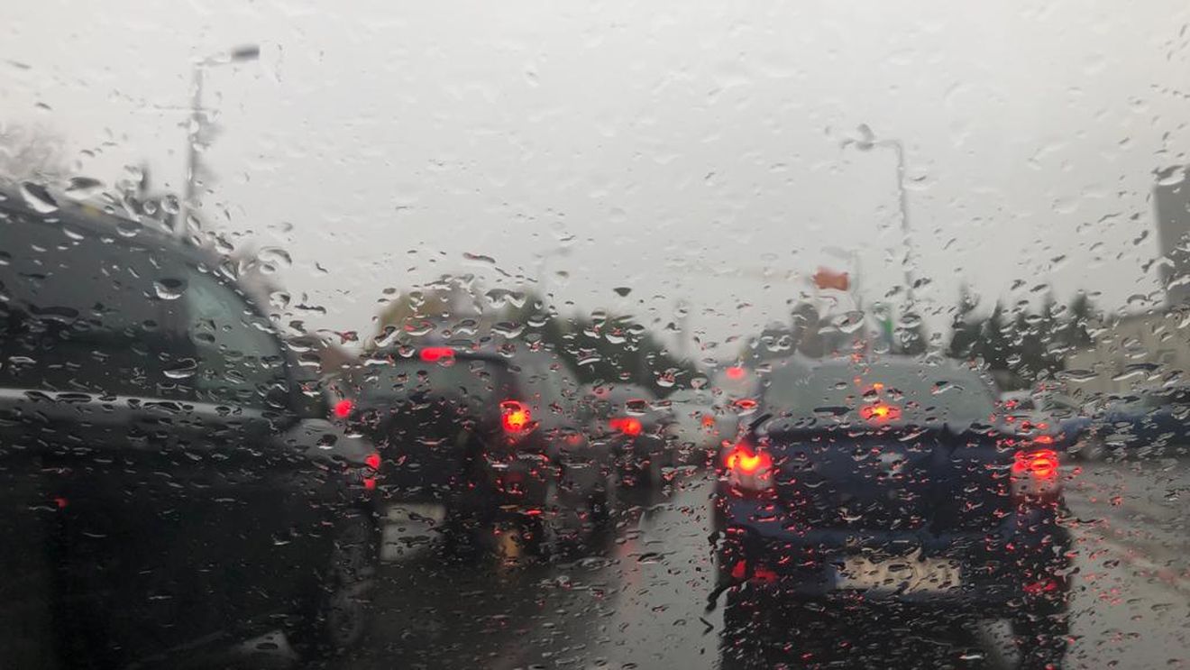 Cum se circulă pe drumurile din țară / Traficul rutier, îngreunat de ploi, zăpadă, ceață și restricții de circulație