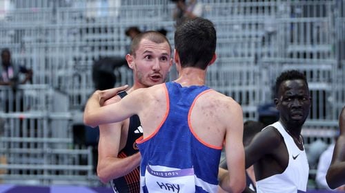 Alergătorul britanic George Mills a avut o altercație cu un atlet francez după o ciocnire la cursa de 5000 de metri masculin