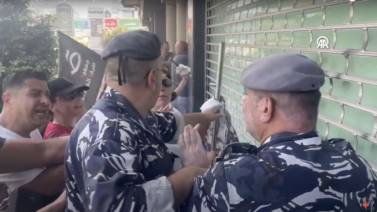 Zeci de protestatari libanezi au atacat din nou băncile la Beirut, cerând acces la fondurile lor / Ţara a rămas fără valută, iar băncile au impus limite stricte pentru retragerile în valută