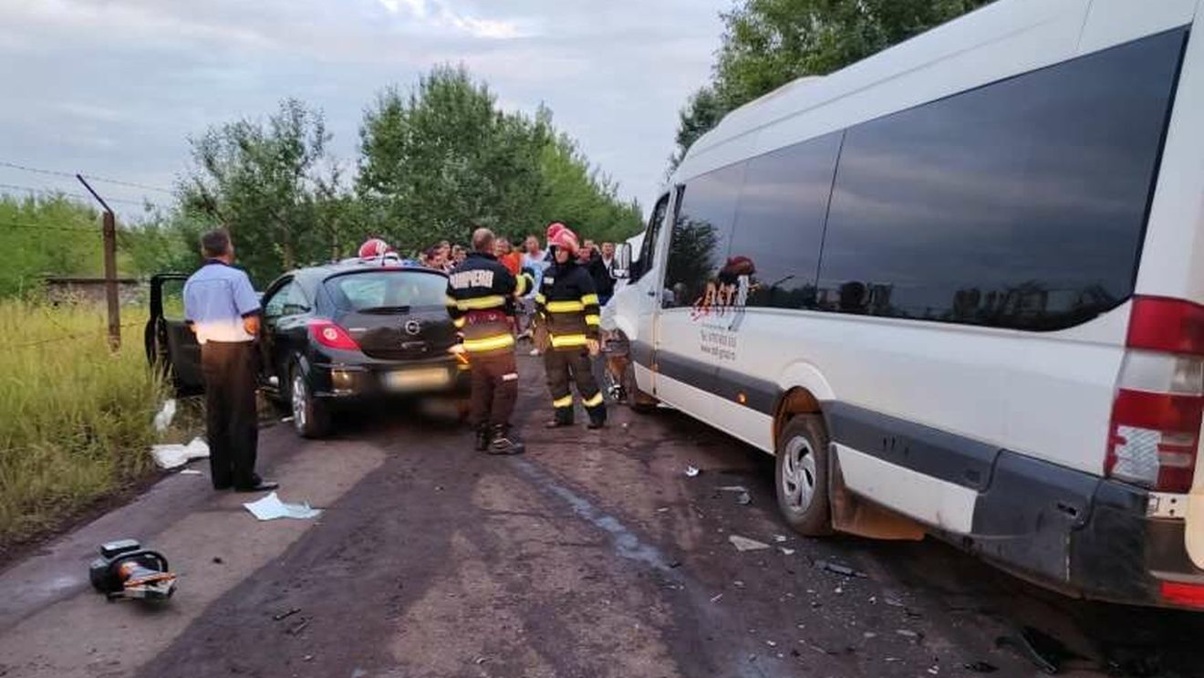 Plan roşu de intervenţie, în urma unui grav accident rutier în Prahova, în care e implicat un microbuz și un autoturism / Trafic blocat